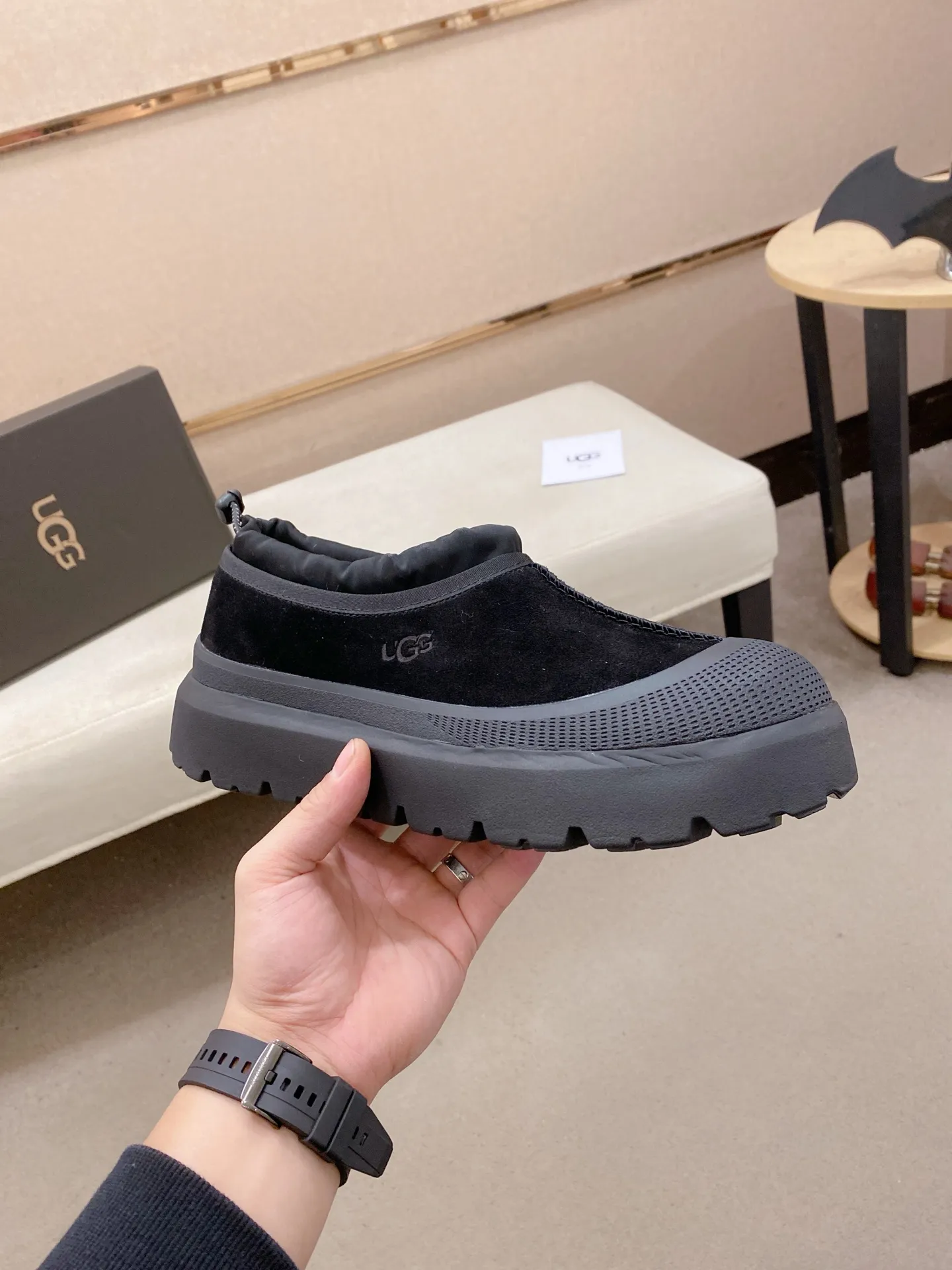 Factory price: 480💰Couple model💏 Same style as Wang Yibo, North American men's shoes Ugg ☃️In the special sale of new high-quality men's shoes snow boots in autumn and winter, the nemesis of extreme cold weather! Made of cowhide leather, merino wool lining, and original outsole, whether driving, outdoor or daily wear, there is always one that suits you! Male and female size: 35-46.